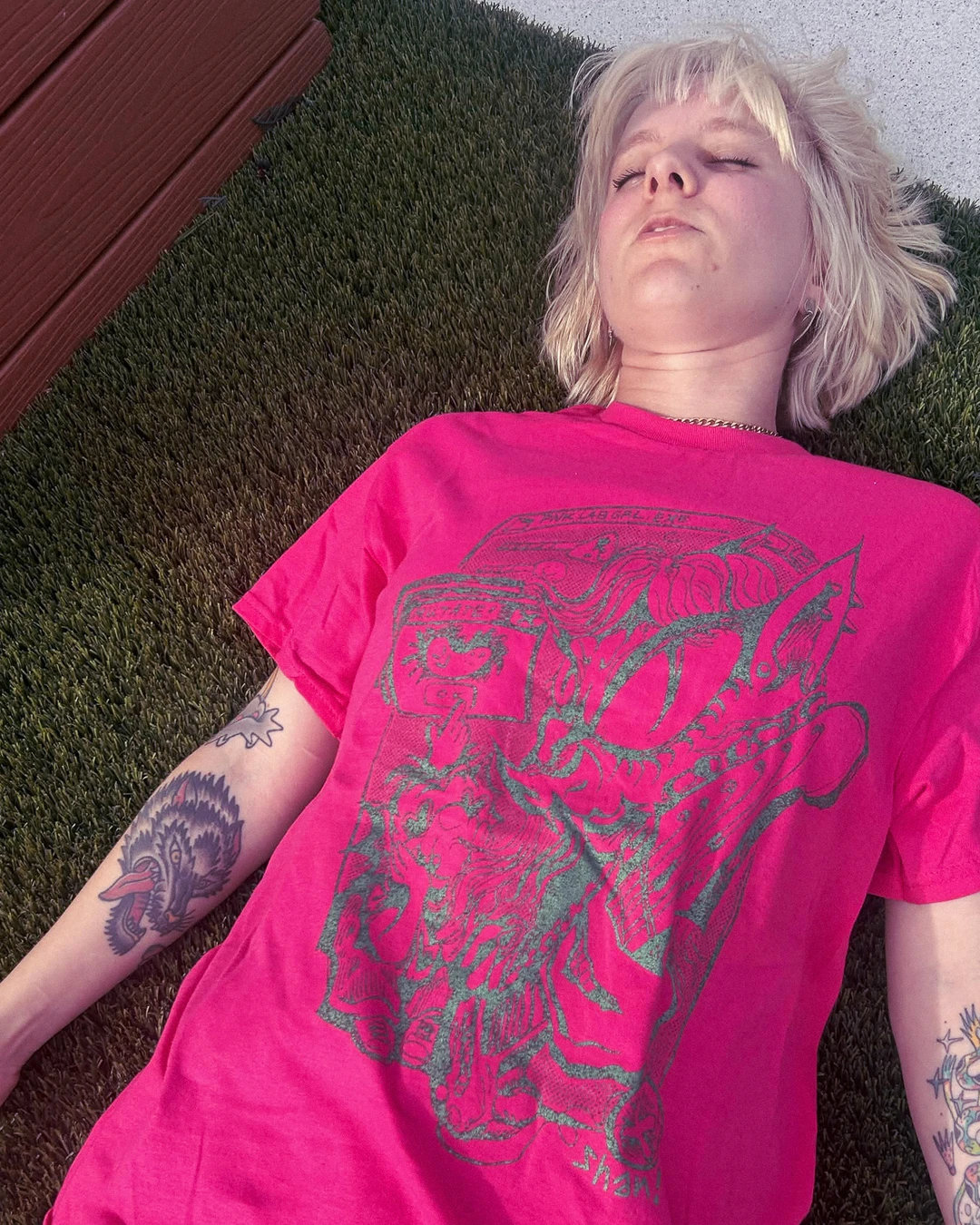 P*NK LAB GRL! Mutagen T-shirt photoshoot
